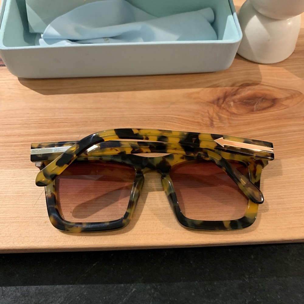 KAREN WALKER | Banks Tortoiseshell Sunglasses and Case - Picture 4 of 12